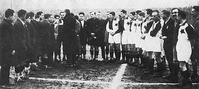 Snímek před zápasem, uprostřed Španěl Zamora, slavisté jsou uvedeni v sestavě ve správném seřazení.