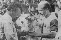 Před zápasem poděkoval předseda tělovýchovné jednoty Vladislav Holeček (vlevo) za letité služby Karlu Jarolímovi, který odcházel do francouzského FC Rouen (hrál tam v letech 1987-90).