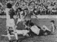 Dvakrát nařídil rozhodčí Bomba v pražském Edenu penaltu proti hostujícímu celku Prešova, tentokrát však správně postřehl, že brankář Korpáš sebral Němcovi míč čistým způsobem a útočník Slavie pád jen nafilmoval. Doležal (s číslem 8) se pokutového kopu dožaduje, Labun (s č. 3) a Jozef (vpravo) čekají na verdikt…